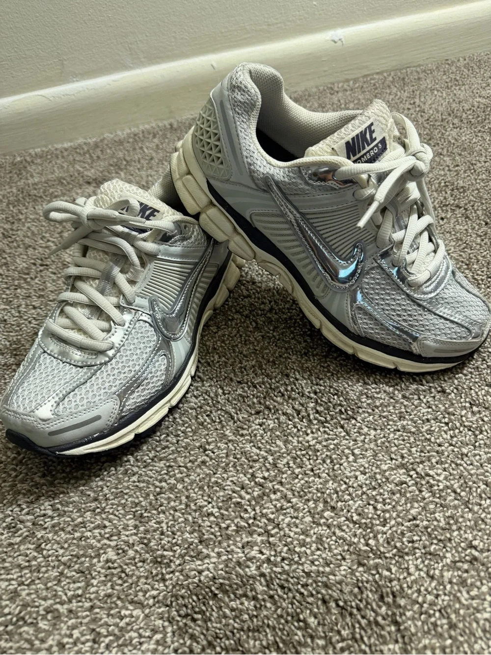 Nike Women’s/ Men’s Metallic Silver and Black Sneakers Women’s Size 9/ Men’s 7.5